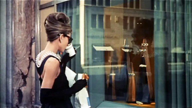 Audrey Hepburn portant des lunettes oversize emblématiques dans *Breakfast at Tiffany’s*