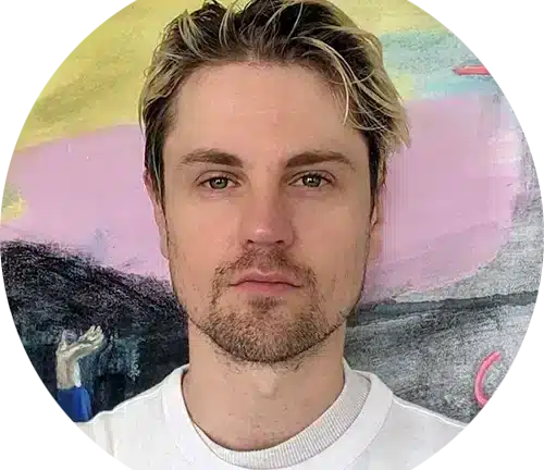 Portrait d'Edward Gucewicz, designer créatif de la marque d'optique T-Generations, spécialisé dans les montures en titane inspirées par l'architecture.