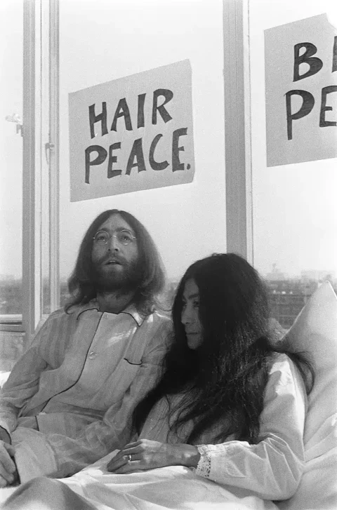 Gafas redondas .John Lennon et Yoko Ono restaient au lit pour protester contre la guerre du Vietnam lors de leur célèbre happening au lit pour la paix en 1969, où Lennon porte ses emblématiques lunettes rondes. Cet événement iconique a souligné leur engagement envers la paix et l'amour dans un monde en tumultes.
