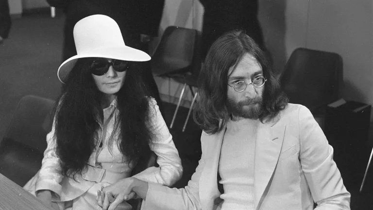 John Lennon’s glasses at auction : Lennon and Yoko Ono, posing together in 1969, with Lennon wearing his iconic round glasses.