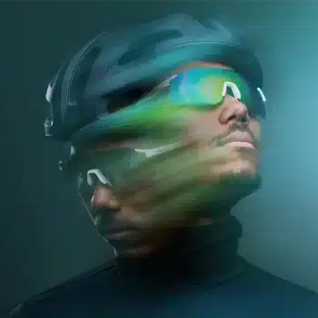 Cycliste portant les lunettes Speedchaser de Bollé, avec technologie de verres Volt+ pour une vision améliorée, et casque éco-conçu React for Good. Collection Printemps/Été 2025.