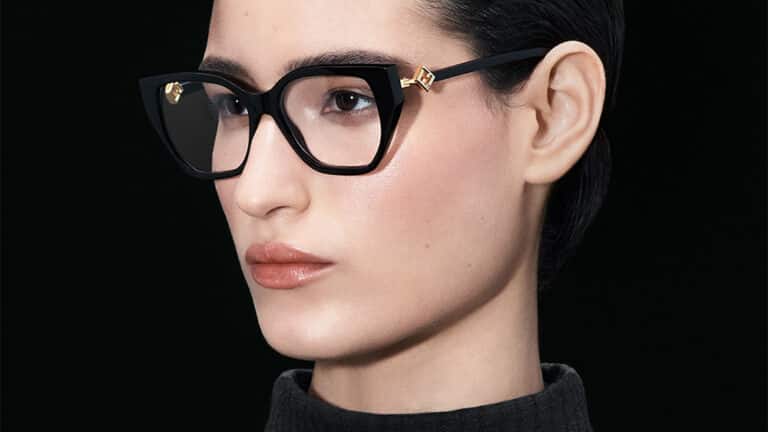 Thélios and FENDI. FENDI FF Diamonds eyeglasses feature a black acetate cat-eye frame adorned with a gold logo on the temples. Timeless elegance and bold style, perfect for a sophisticated and modern look.