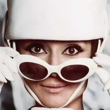 lunettes de star : Audrey Hepburn portant des lunettes de soleil Oliver Goldsmith, modèle emblématique vintage des années 60