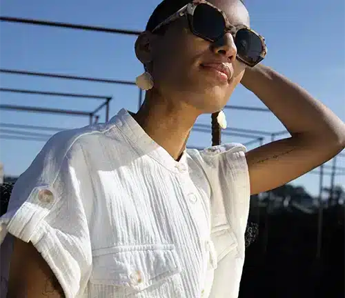 Mujer Con Gafas de Sol Friendly Frenchy Modelo Karenn, Ecológicas y Fabricadas a partir de Conchas Recicladas