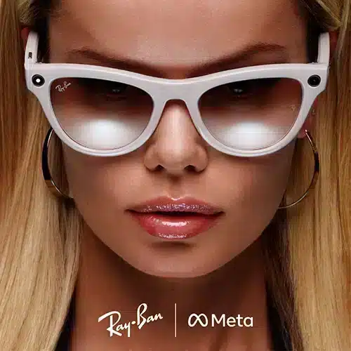Lunettes connectées . Femme portant des lunettes connectées blanches Ray-Ban x Meta, illustrant l'innovation technologique des lunettes connectées en 2025