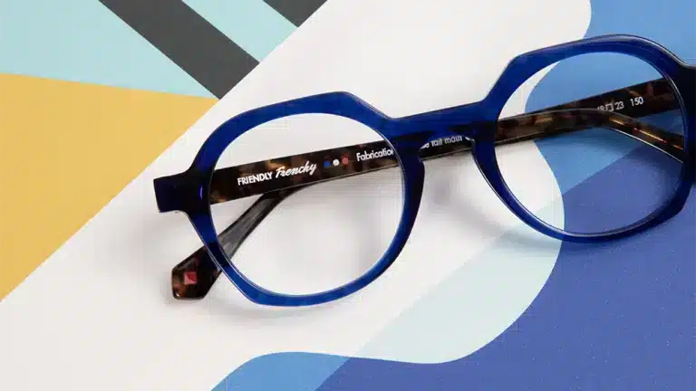 Lunettes Friendly Frenchy fabriquées en matériaux recyclés, modèle bleu sur fond graphique coloré.