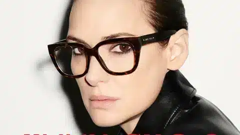 Winona Ryder portant des lunettes Jimmy Choo, campagne automne-hiver 2024, avec une monture en écaille de tortue.