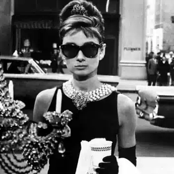 Audrey Hepburn portant les lunettes de soleil Oliver Goldsmith Manhattan dans le film "Breakfast at Tiffany’s", une icône du style vintage.