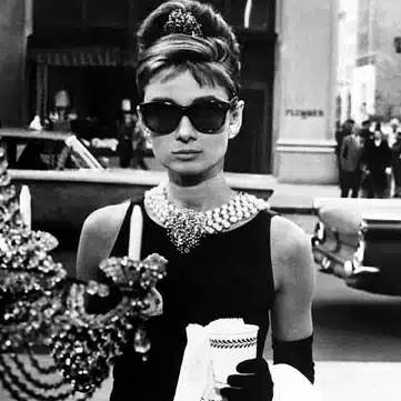 Audrey Hepburn portant les lunettes de soleil Oliver Goldsmith Manhattan dans le film "Breakfast at Tiffany’s", une icône du style vintage.
