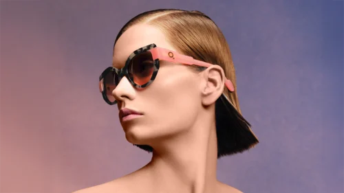 Chroma Etnia Barcelona 2025 : Modèle portant des lunettes de soleil oversize Chroma d’Etnia Barcelona, monture écaille et branches roses.