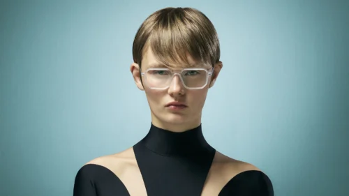 Portrait d'un modèle portant des lunettes de la collection Stereotomic Series de lool eyewear, avec un design minimaliste et épuré.