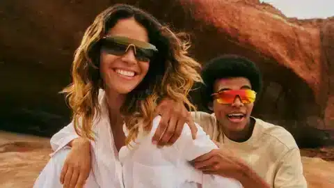 Maui Jim 2025. Deux jeunes portant les lunettes de sport Maui Jim 2025 dans un décor naturel aux tons ocres