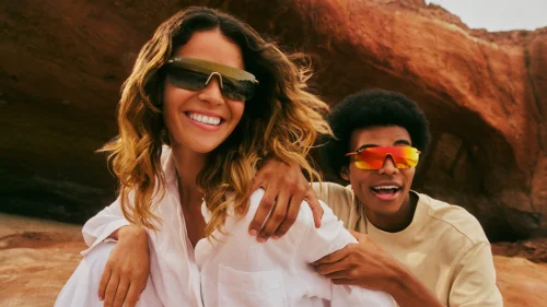 Maui Jim 2025. Deux jeunes portant les lunettes de sport Maui Jim 2025 dans un décor naturel aux tons ocres