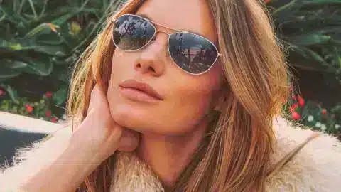 Oliver Peoples 2025. Camille Rowe portant les lunettes de soleil Oliver Peoples 2025 dans la campagne The Eyes of Oliver