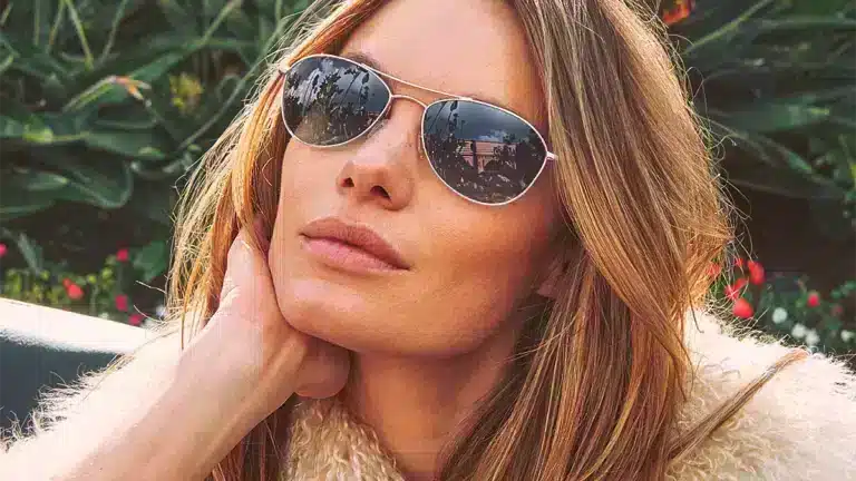 Oliver Peoples 2025. Camille Rowe portant les lunettes de soleil Oliver Peoples 2025 dans la campagne The Eyes of Oliver