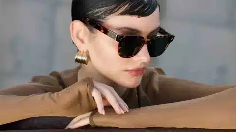 Lunettes de luxe : monture écaille rectangulaire portée par une femme avec un look élégant