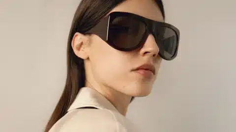 Lunettes oversize femme 2025 en acétate brun foncé, portées avec une tenue crème dans un style minimaliste et affirmé