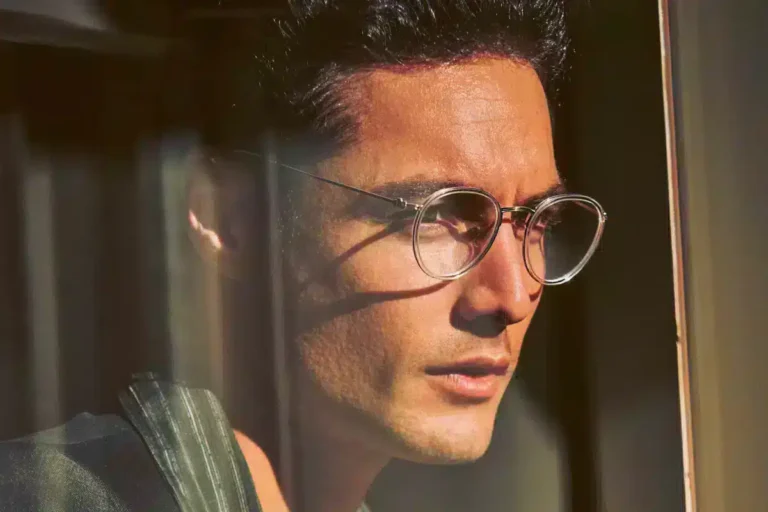 Brandon Sklenar portant les lunettes Oliver Peoples TK-11 dans la campagne 2025