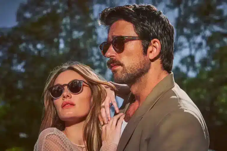 Camille Rowe et Brandon Sklenar portant les lunettes Oliver Peoples O’Malley Sun et Cary Grant Sun, collection 2025