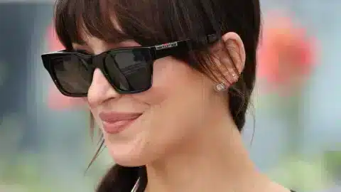 Dakota Johnson porte des lunettes Gucci noires lors du Festival de Cannes 2025