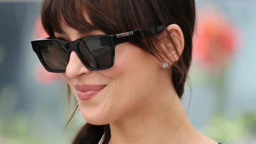 Dakota Johnson porte des lunettes Gucci noires lors du Festival de Cannes 2025