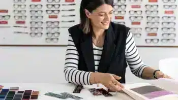 Elena Orsi Mazzucchelli, Product Development Manager chez Mazzucchelli, analysant des échantillons d’acétate de cellulose pour l’innovation durable dans l’industrie optique.