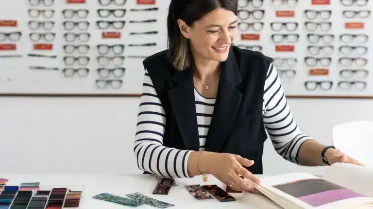 Elena Orsi Mazzucchelli, Product Development Manager chez Mazzucchelli, analysant des échantillons d’acétate de cellulose pour l’innovation durable dans l’industrie optique.