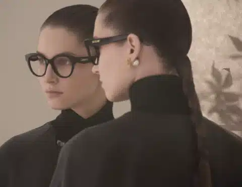 Visuel de campagne Dior 2025 : lunettes optiques Dior Cannage portées face à un miroir, silhouette noire et style couture