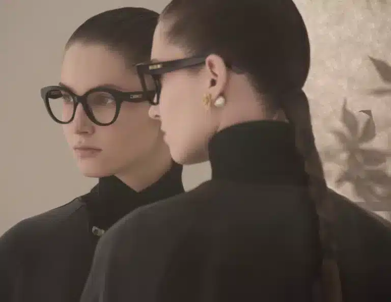 Visuel de campagne Dior 2025 : lunettes optiques Dior Cannage portées face à un miroir, silhouette noire et style couture